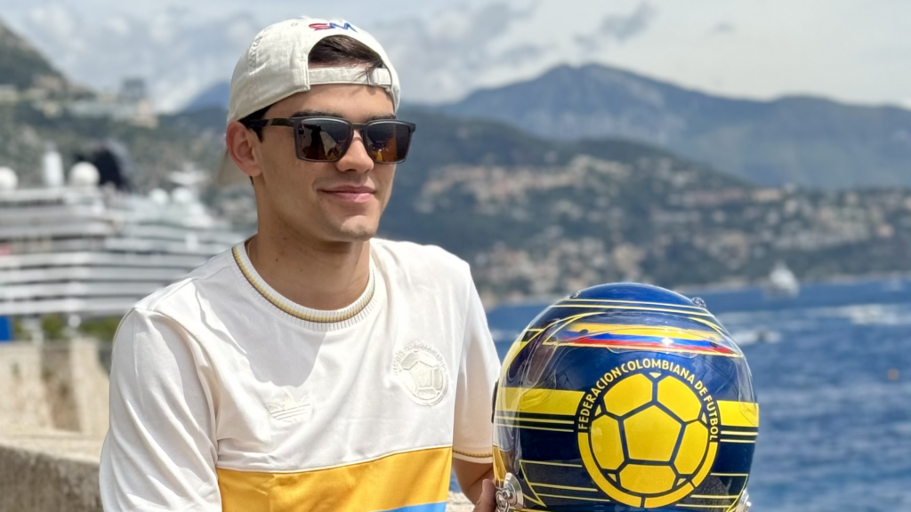 Sebastián Montoya homenajeará el Centenario de la FCF con un casco exclusivo que une el automovilismo y el fútbol